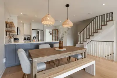 Image de Farmhouse-Style Townhouse | 3 Floors • Fireplace