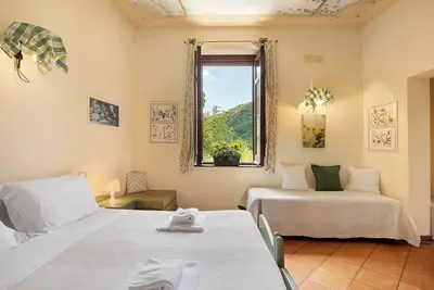 Image de Maison de campagne 'Camera Quadrupla Con Vista Giardino' avec vue sur les montagnes
