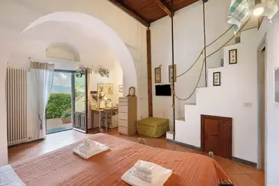 Image de Ferme 'Camera Spaziosa In Agriturismo' avec vue sur les montagnes, piscine partagée et Wi-Fi