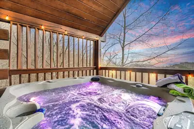 Image de Stunning View! 4. 5miles 2 Dollywood & Park –2 Kings, HotTub, PoolTable Fireplace