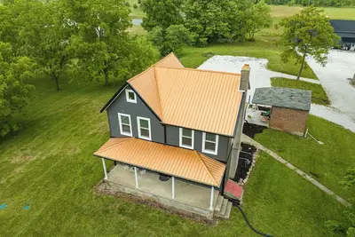 Image de 1890’s fully renovated farmhouse on a U Pick flower farm.