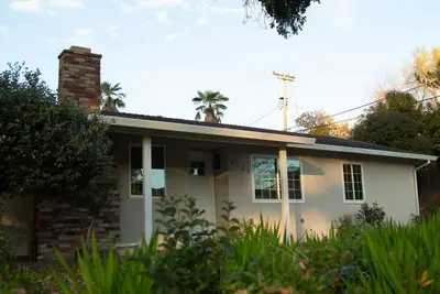 Image de Entire cozy home in Fair Oaks.