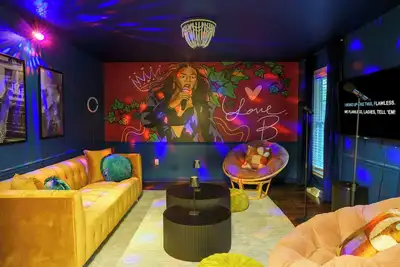 Image de 8 Beds, Large Groups, Karaoke, Firepit