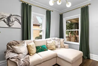Image de Stylish Gem With Fun Hidden Door, Centrally Located to Milwaukees Attractions