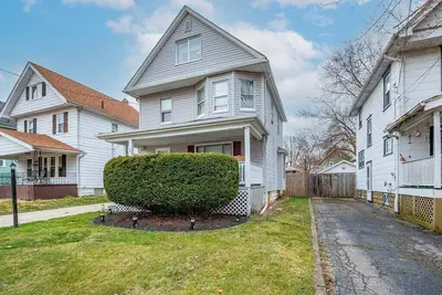 Image de This vintage home in Akron provides easy access to nearby cities & attractions.
