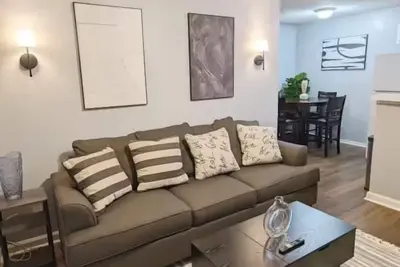 Image de Charming 2-bedroom apartment One block from Stadium