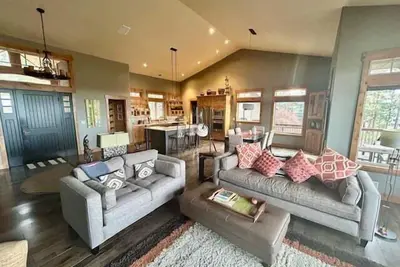 Image de 7 Peaks - Amazing Mountain Views, Hot Tub, Rd to Mt Bachelor, 30 day min