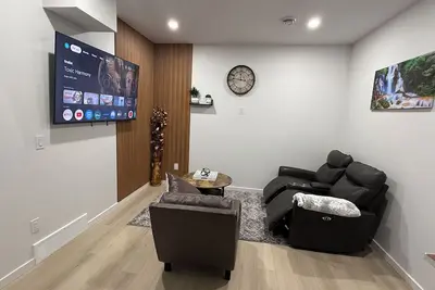 Image de 2-Bed, 2-Bath Home: Perfect for Work, Relaxation, and Exploring Calgary.