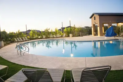 Image de Spacious 3 Br Home - Pool/Playground, L2 Ev Charger, Free Parking, Near Freeway