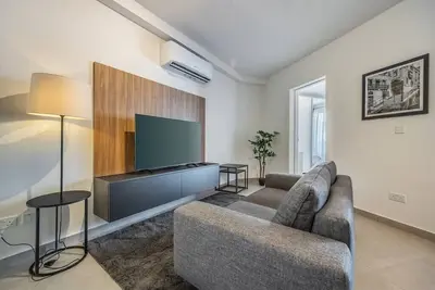 Image de Modern Marvel: Apartment with city views