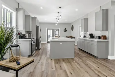 Image de Experience the charm of Silver Lake in this spacious 3-bedroom, 2-bathroom Mi Vaca house