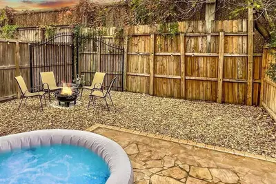 Image de Luxury 3br with Private Baths  + Yard l Hot Tub