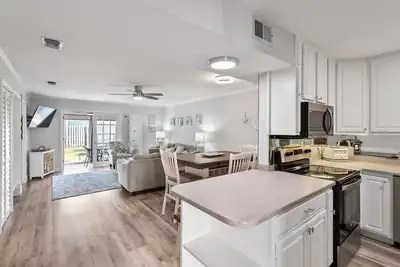 Image de Chateau Of 98 | Sleeps 8 | On Site Pool | Spacious Indoor And Outdoor Living