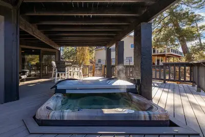 Image de Big Deck House | Outdoor Heaven | Pickleball, Game Room, Theater & Hot Tub