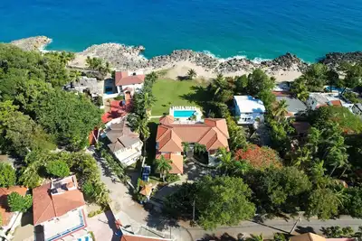 Image de Mesmerizing ocean-front villa with sea-side jacuzzi and fire pit