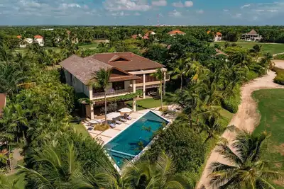 Image de Large ocean view property with golf cart, full staff, heated pool and jacuzzi
