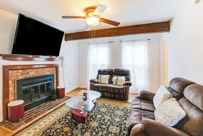 Image de 5 Mi to Potomac Mills: Cozy Family Home w/ Deck!