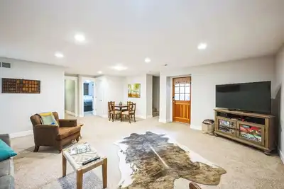 Image de Beautiful Backyard | Blocks from Old Town