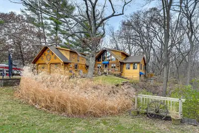 Image de Walk to Saylorville Lake: Spacious Home w/ Deck!