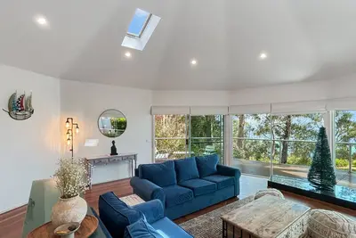Image de Spacious 4-Bed Home with Coastal Charm