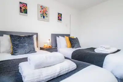 Image de J&J Stay: Luxurious 5 -bedrooms detached house on peterborough