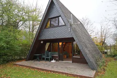 Image de Tent roof house with parking lot in front of the front door - Tent roof house - Forest view