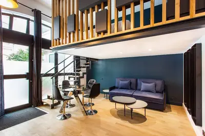 Image de Studio moderne pour 4 personnes - Arc de Triomphe