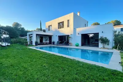 Image de Maison « La pause Contemporaine avec Piscine Privée » Design Élégant et Confort