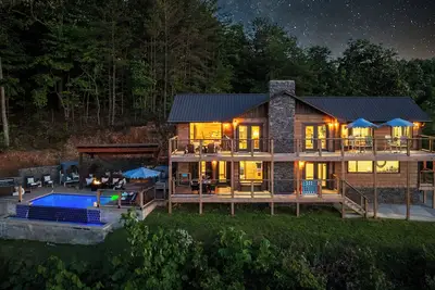 Image de Infinity Pool, Movie Theater, Game Room, Hot Tub