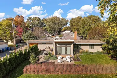 Image de \"The Modern Muse\" at Lake Harriet- Trendy Pet-Friendly Stay - by Roxy Rentals