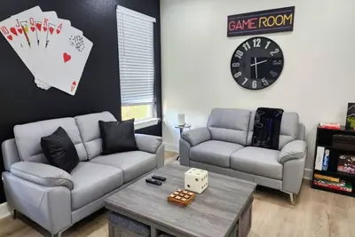 Image de Modern 3br Home w/ Chef’s Kitchen, Game Room & Yard – Near Museums, Med Center & Downtown