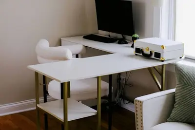 Image de Sleeps 4 • New Modern 1br • Workspace