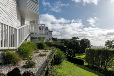 Image de Overlooking beautiful terraces with spacious grounds, offering a welcome <br>retreat. The Villa Apartment is a stunning private home with breathtaking <br>views over Westhaven Marina and the Auckland City skyline.