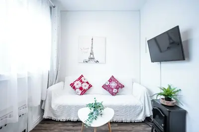 Image de Stylish 3-bedroom House with Skylight and Access to Rooftop Deck and Patio