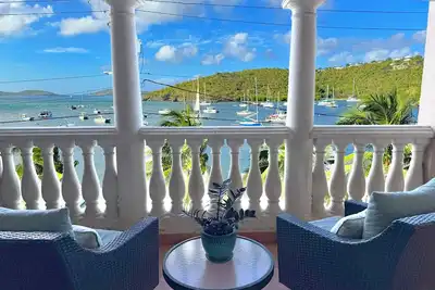 Image de Enjoy the luxury of fully air-conditioned comfort just a short stroll from the lively town of Cruz Bay