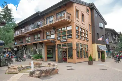 Image de Heart of Vail Village Steps to Gondola, Wall305