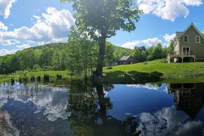 Image de Gorgeous 3-Br Song Sparrow Cottage & gardens. Off-grid power with Internet.