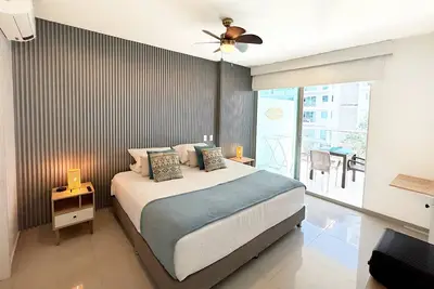 Image de 5 Star Condo Beachfront / King Bed / WiFi 550Mb /24/7 Security / Views