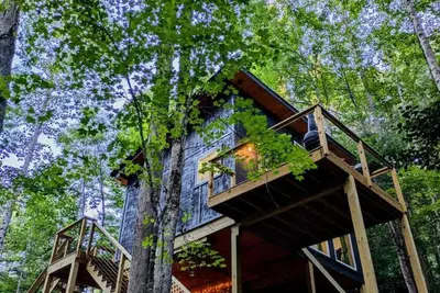 Image de \"The Treehouse\"/HotTub/New Constr. /No Cleaning Fee