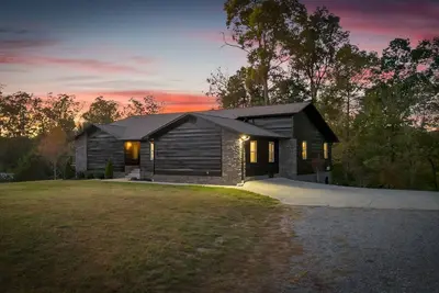 Image de Luxury Retreat with All-Season Indoor Pool, Hot Tub, Game Room, Treelined Views