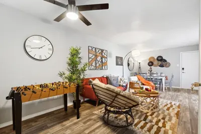 Image de At&T is Literally Steps Away! JoyFull & Comfy 2bd!