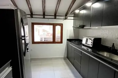 Image de Hermoso apartamento moderno, cómodo de tres habitaciones con vista a la montaña.