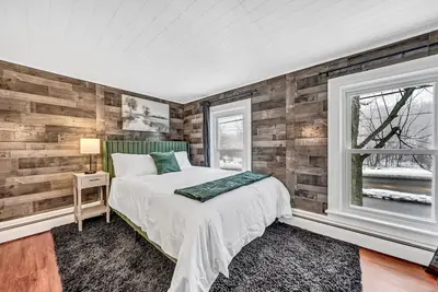 Image de 10 minutes to Bills Stadium + Free Parking