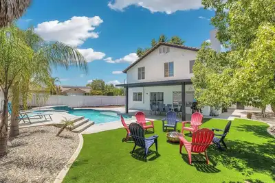 Image de Luxury Tropical Modern Villa Pool/ Jacuzzi & Game Room!