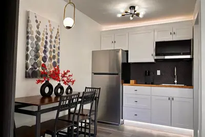 Image de Modern hotel suite with kitchenette in charming Shamrock