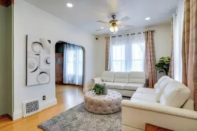 Image de A Exquisite Vintage Rare Historical Ranch House!