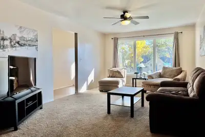 Image de Bright, spacious 3-bedroom suite close to downtown.