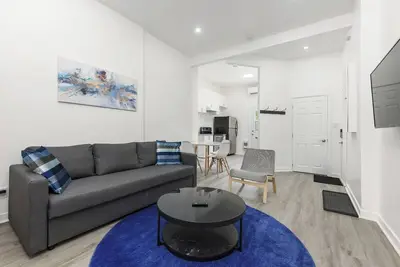 Image de Chic 2-Bedroom Apartment in the Heart of the City’s Vibrant Hub