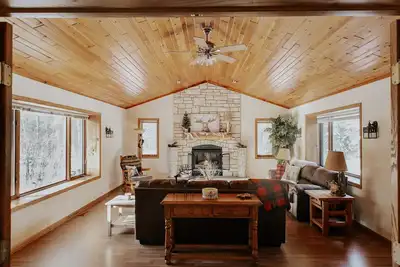 Image de 3 bedroom/2 bath house in St. Germain. Heated garage-backs to snowmobile trail!
