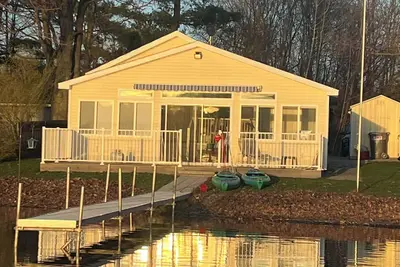 Image de Charming lakeside cottage on all-sports lake with private beach & dock